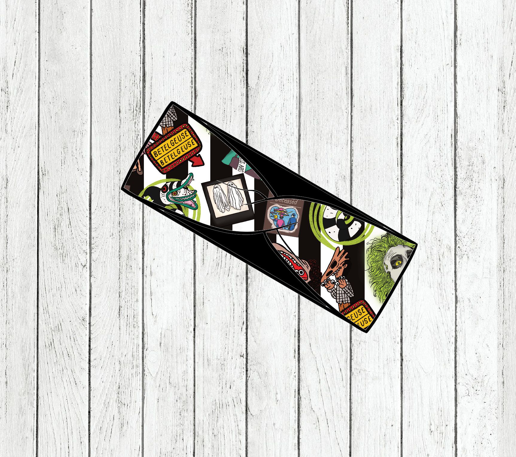 Carteira preta de couro com ilustrações coloridas e frases em inglês sobre superfície de madeira clara