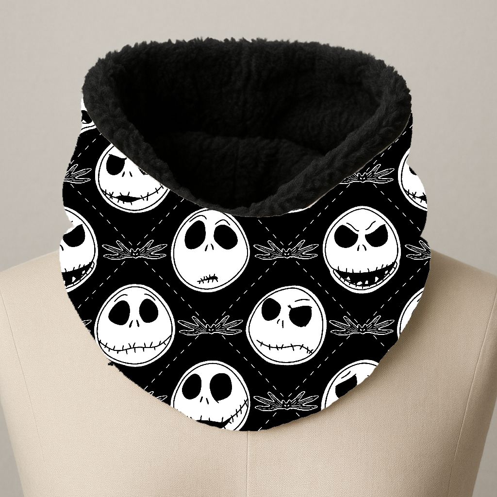 Cachecol tubular preto com padrão branco de rostos, interior felpudo