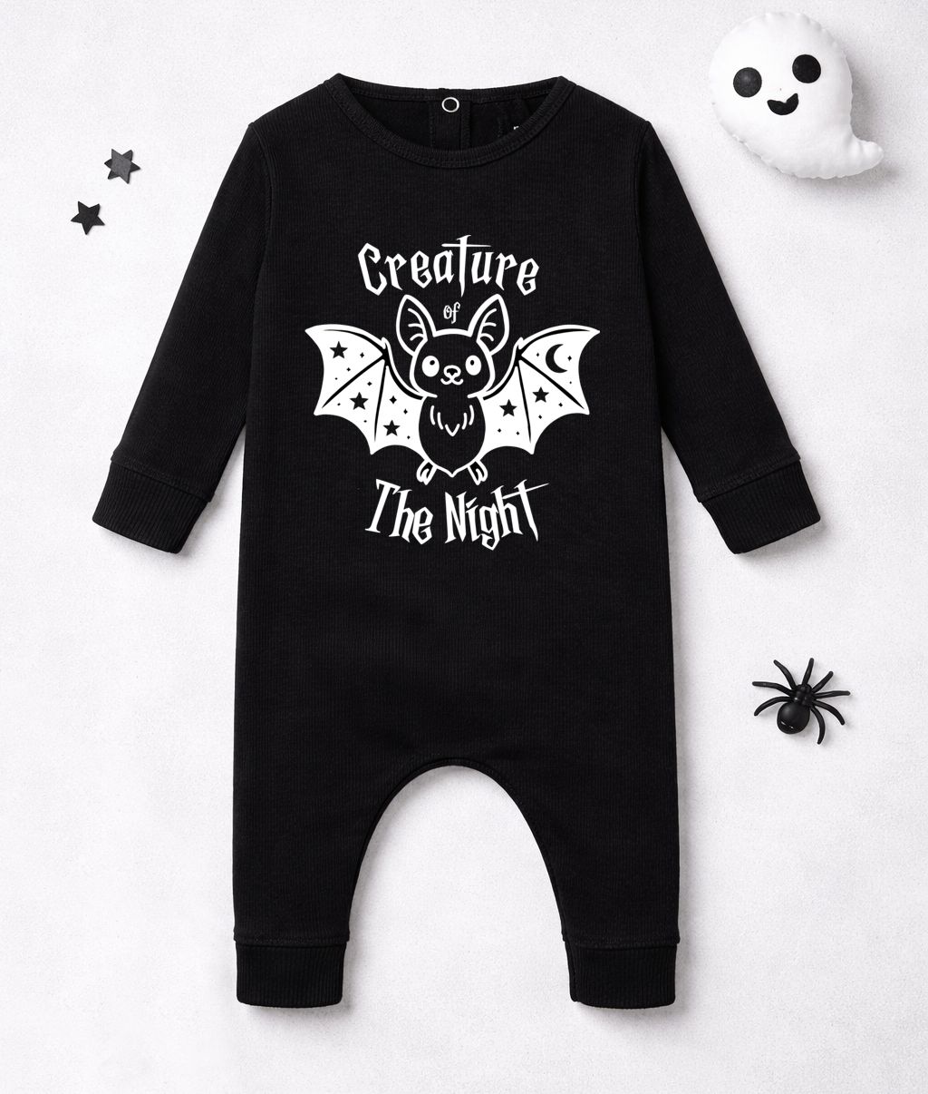 Macacão preto de bebé com estampa branca de morcego e texto Creature of The Night