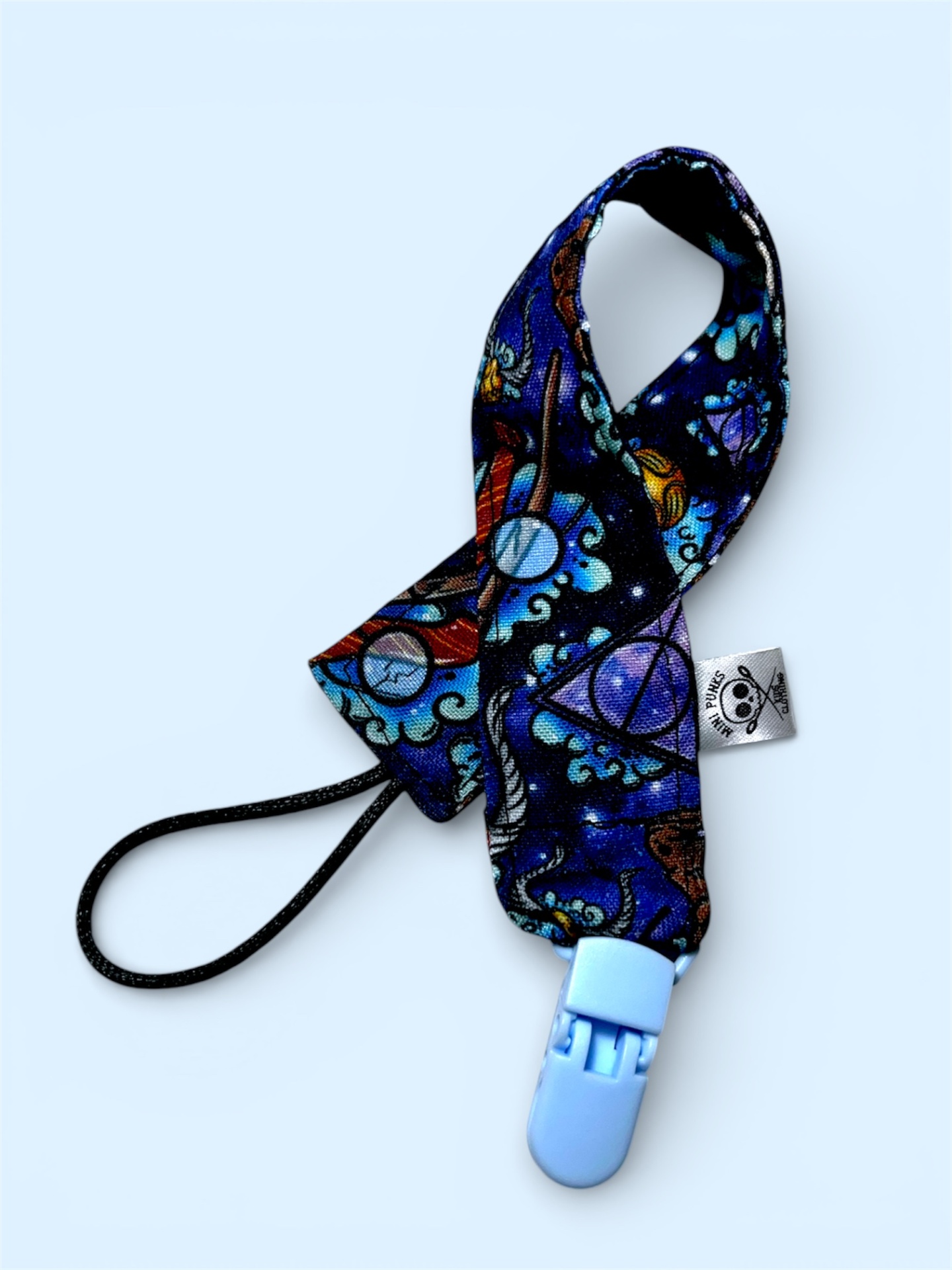 Prendedor de chupeta com tecido estampado colorido e clipe azul claro