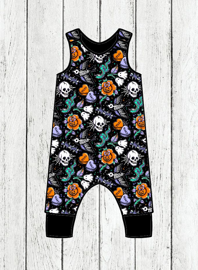Macacão preto para bebé com padrão colorido de caveiras, flores e corações com texto