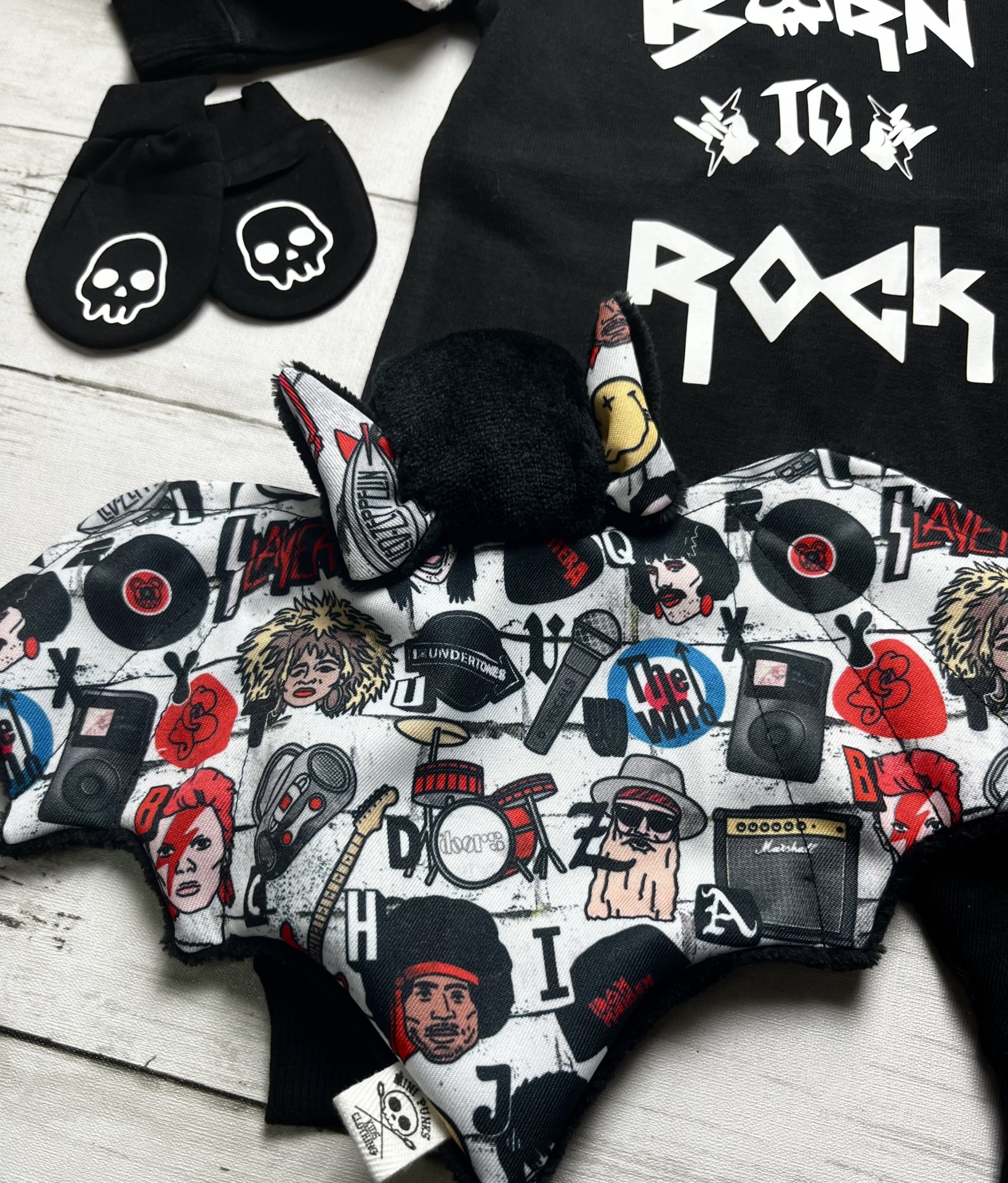 Conjunto de roupa preta para bebé com padrão rock e acessórios com caveira