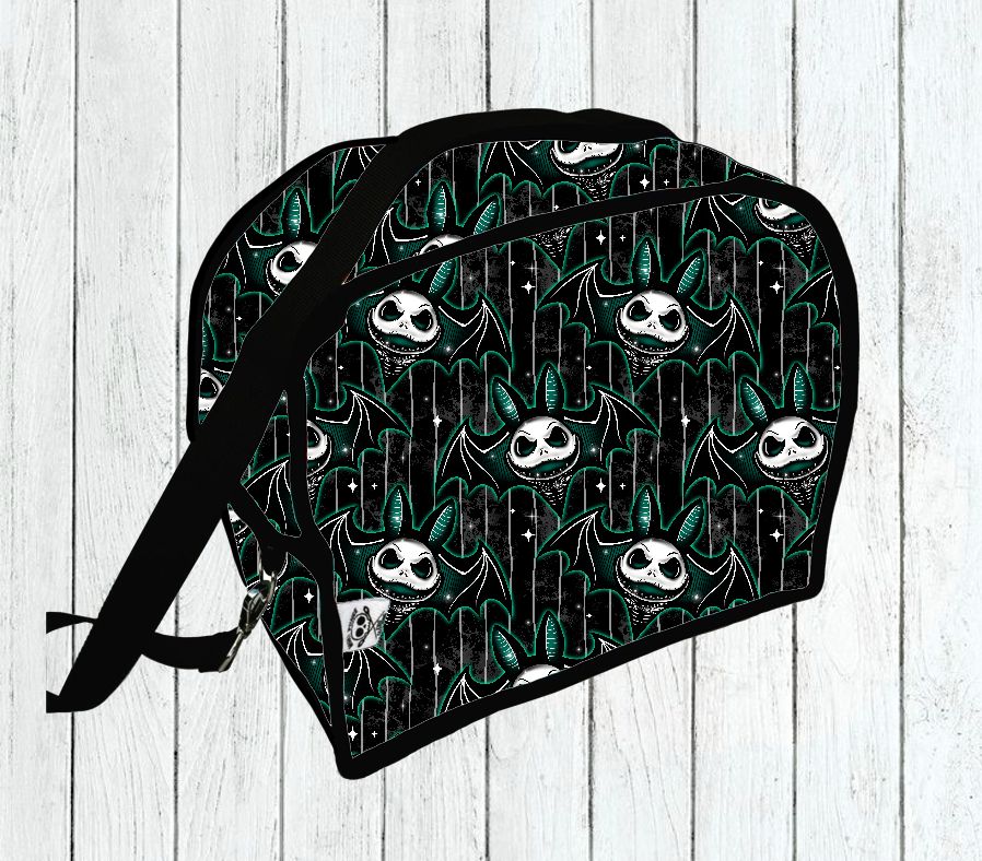 Máscaras reutilizáveis com padrão de caveiras estilizadas em preto, verde e branco