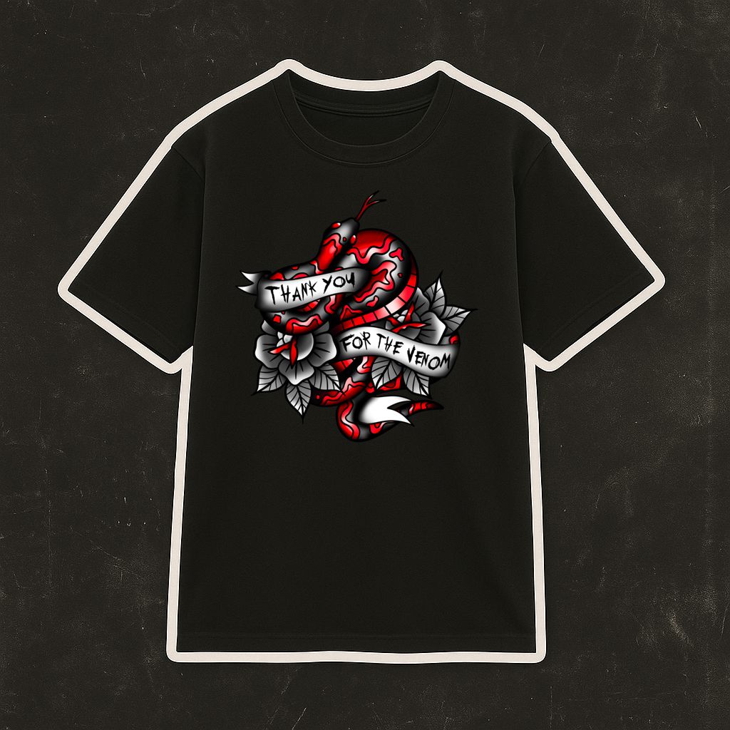 T-shirt preta com estampa de cobra e texto