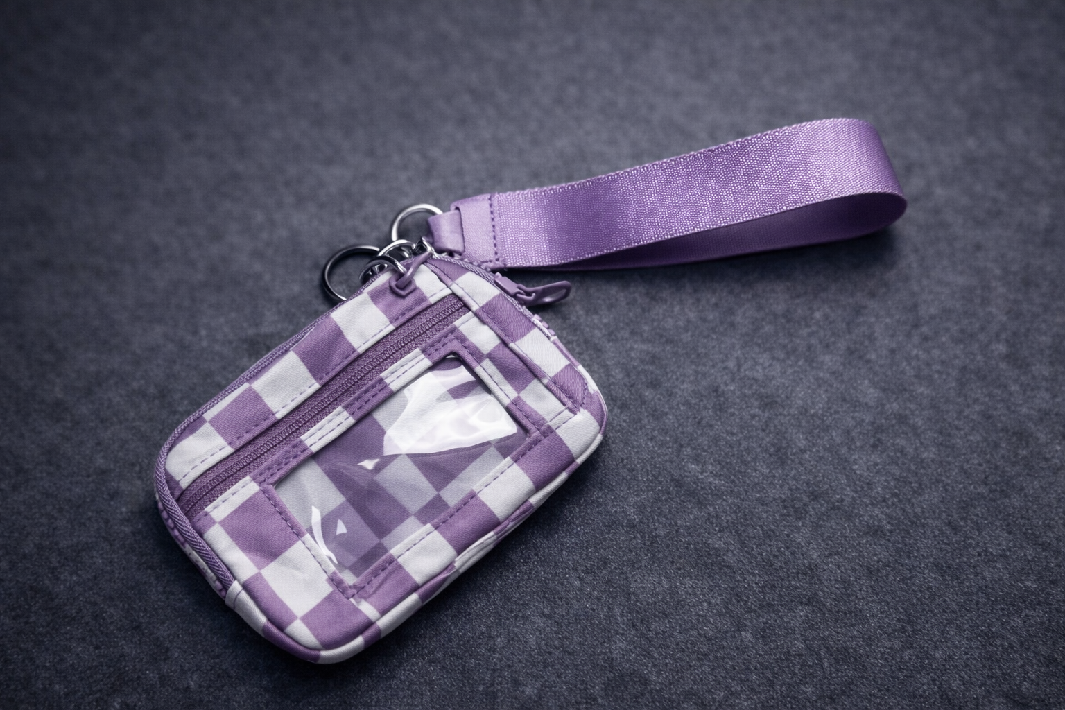 Bolsa pequena lilás e branca com padrão xadrez e alça no chão cinza