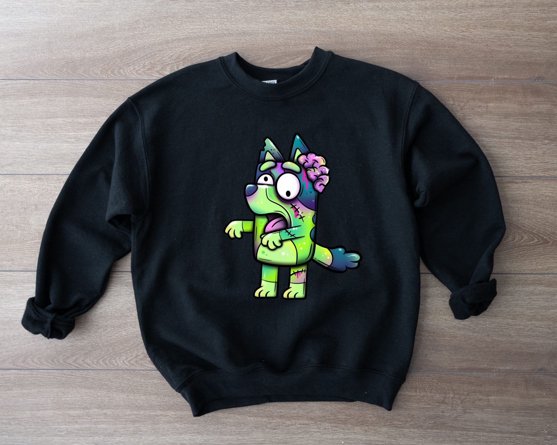 Sweatshirt preta com estampa de personagem de desenho animado colorido