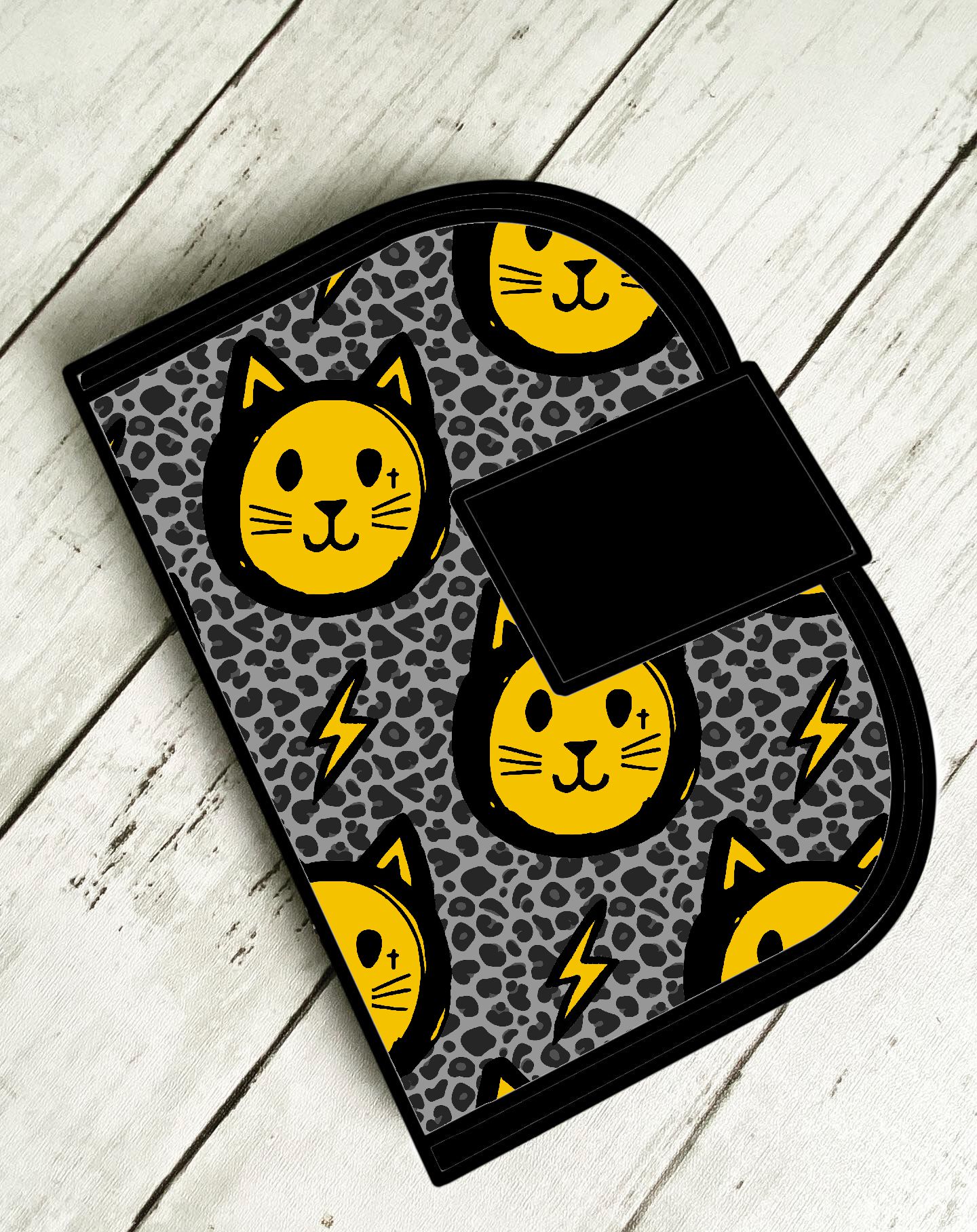 Carteira preta com padrão de gatos amarelos e fecho com aba preta
