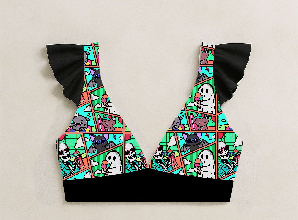 Top de bikini com padrão de desenhos animados coloridos e asas pretas.