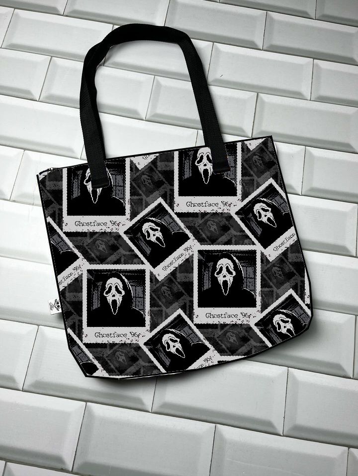Mala tote preta com estampado de máscaras de 'Scream' em quadros polaroid