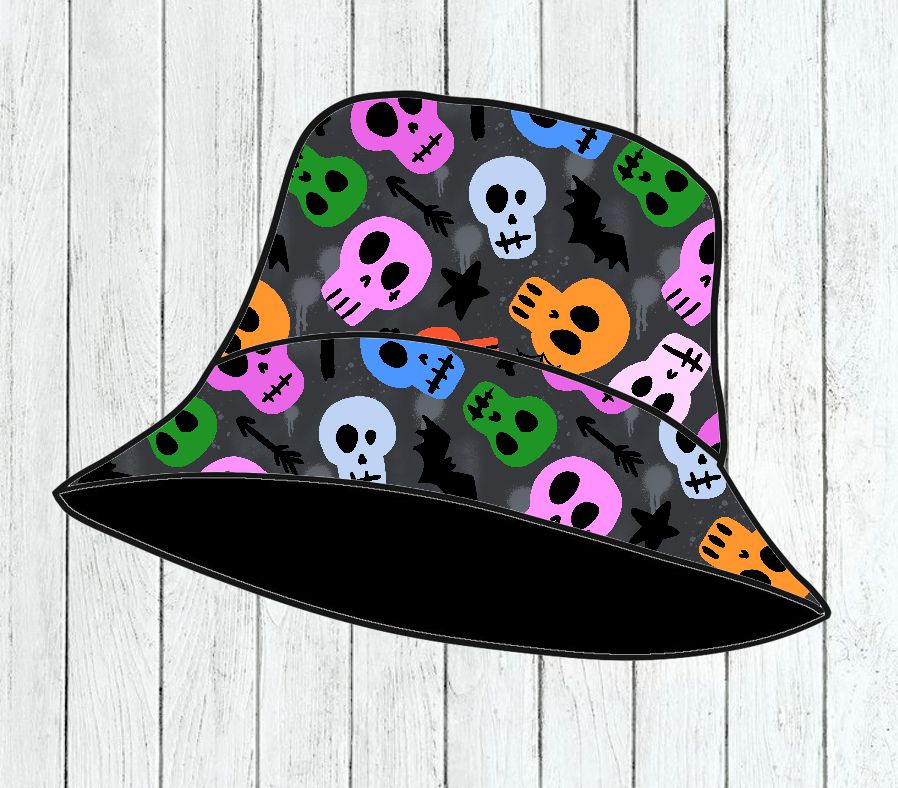 Chapéu bucket com padrão de caveiras coloridas e morcegos