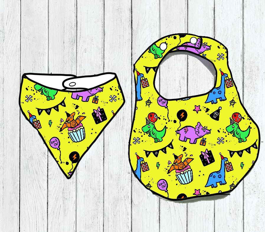 Dois babetes de bebé amarelos com padrão de dinossauros e presentes