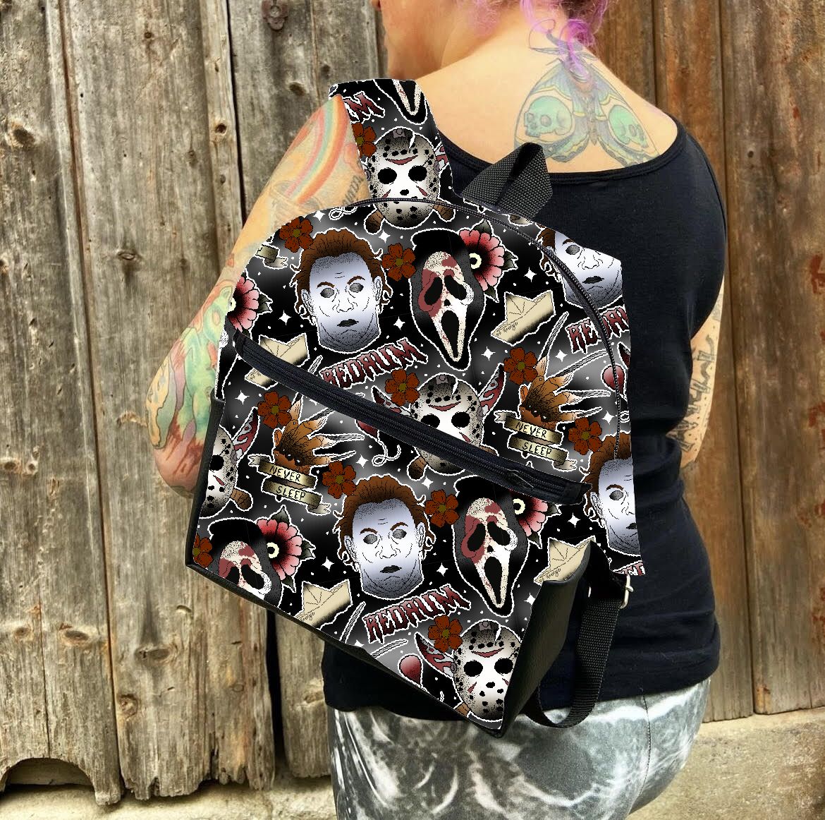 mochila preta com estampados de personagens de filmes de terror