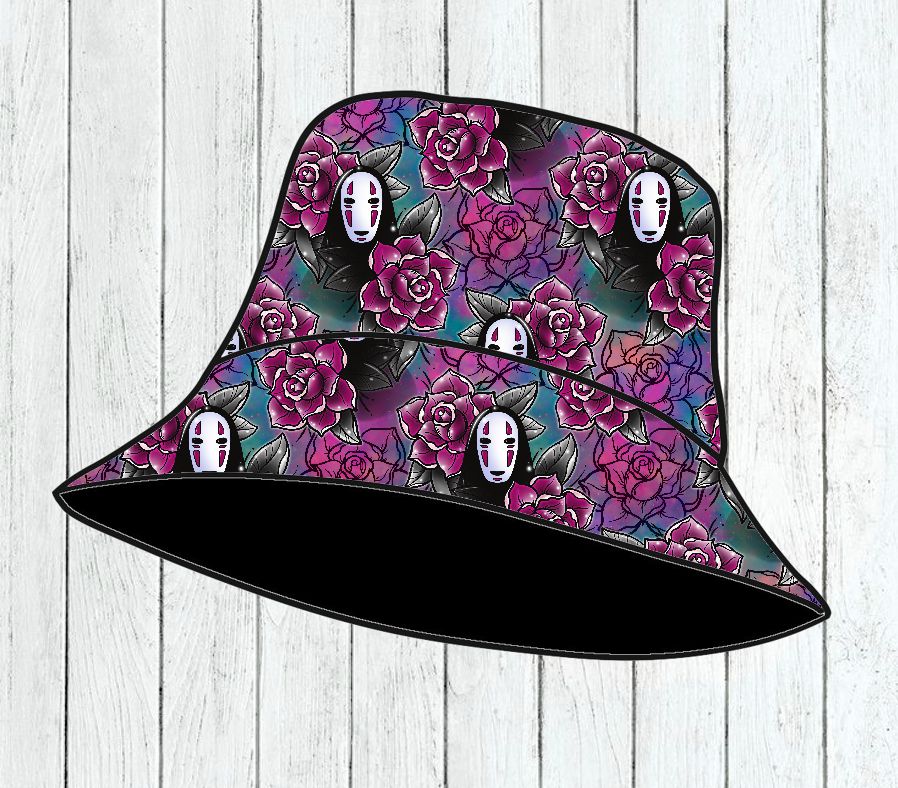 Chapéu tipo pescador com padrão floral roxo e rostos brancos estilizados