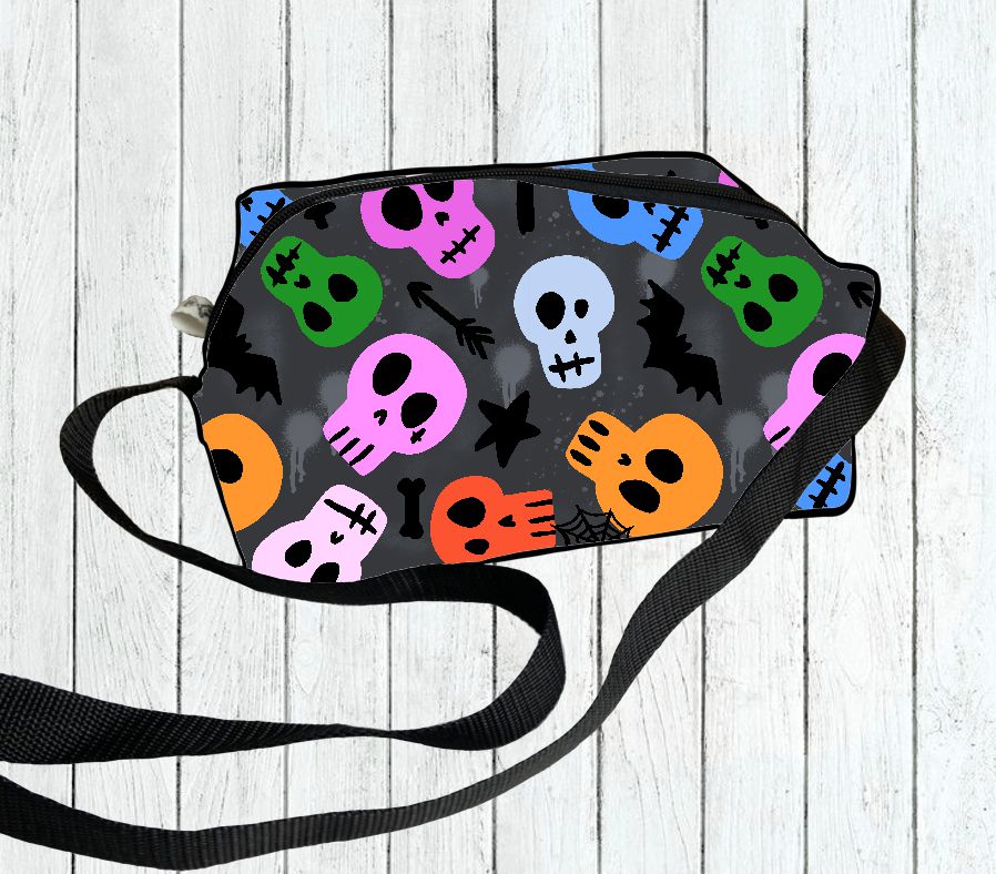 Saco de ombro com padrão colorido de caveiras e morcegos