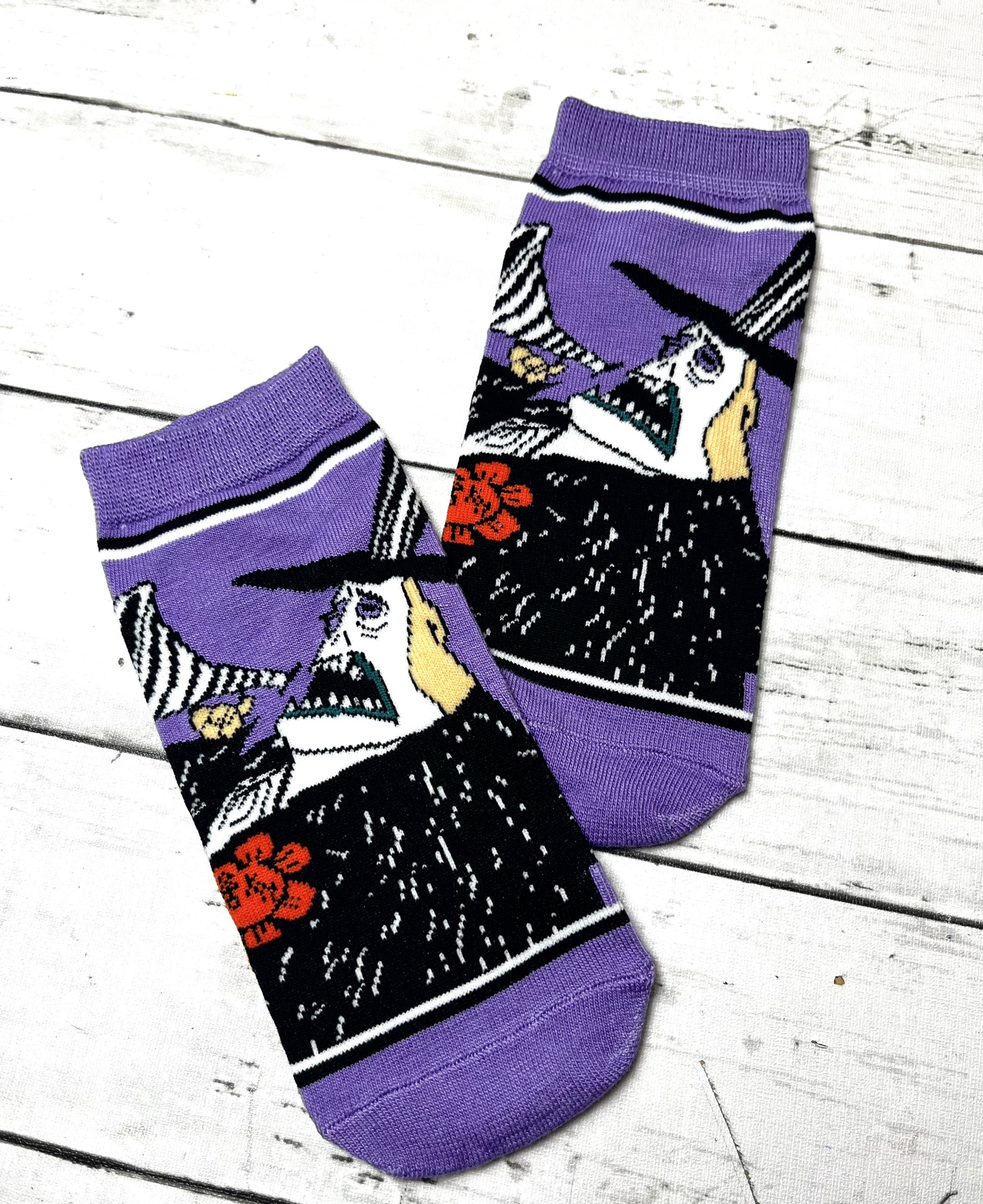 Meias roxas com figura estilizada de pessoa com chapéu preto