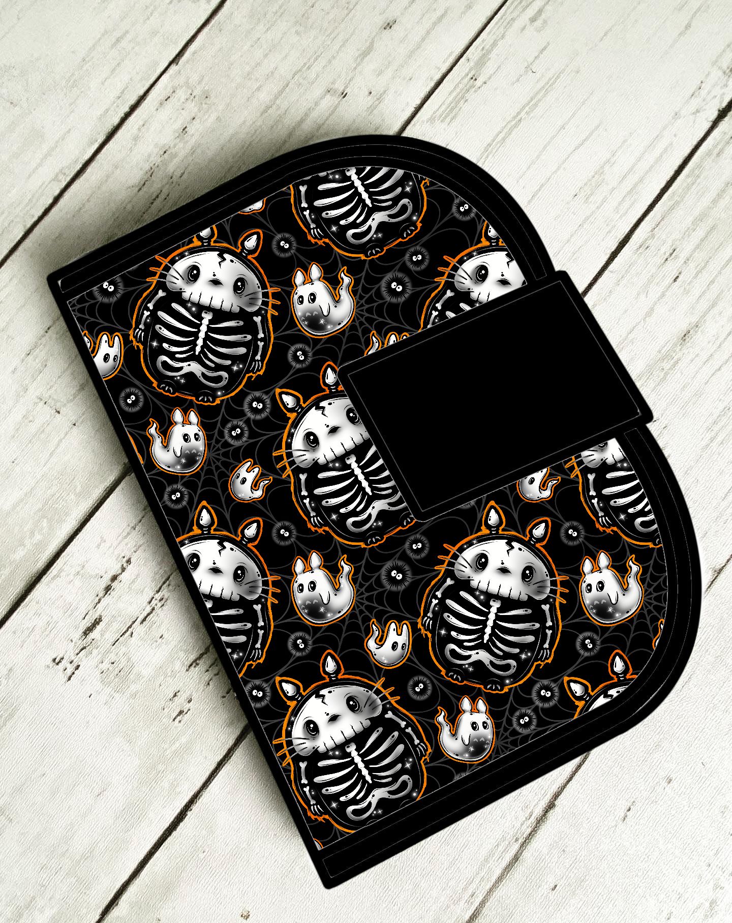 Carteira ou estojo preto com padrão de esqueletos e fantasmas coloridos