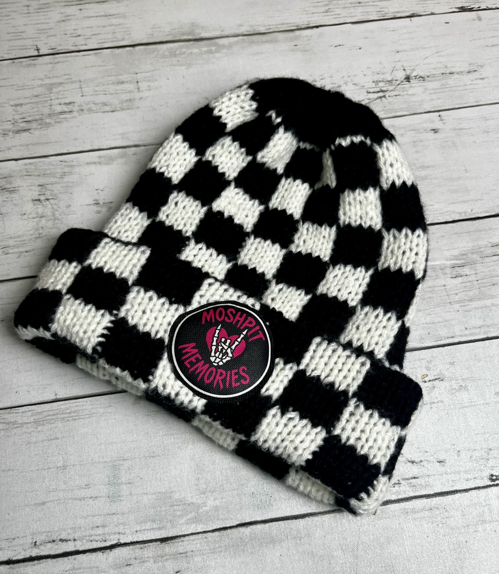 Gorro xadrez preto e branco com etiqueta MOSHPIT MEMORIES