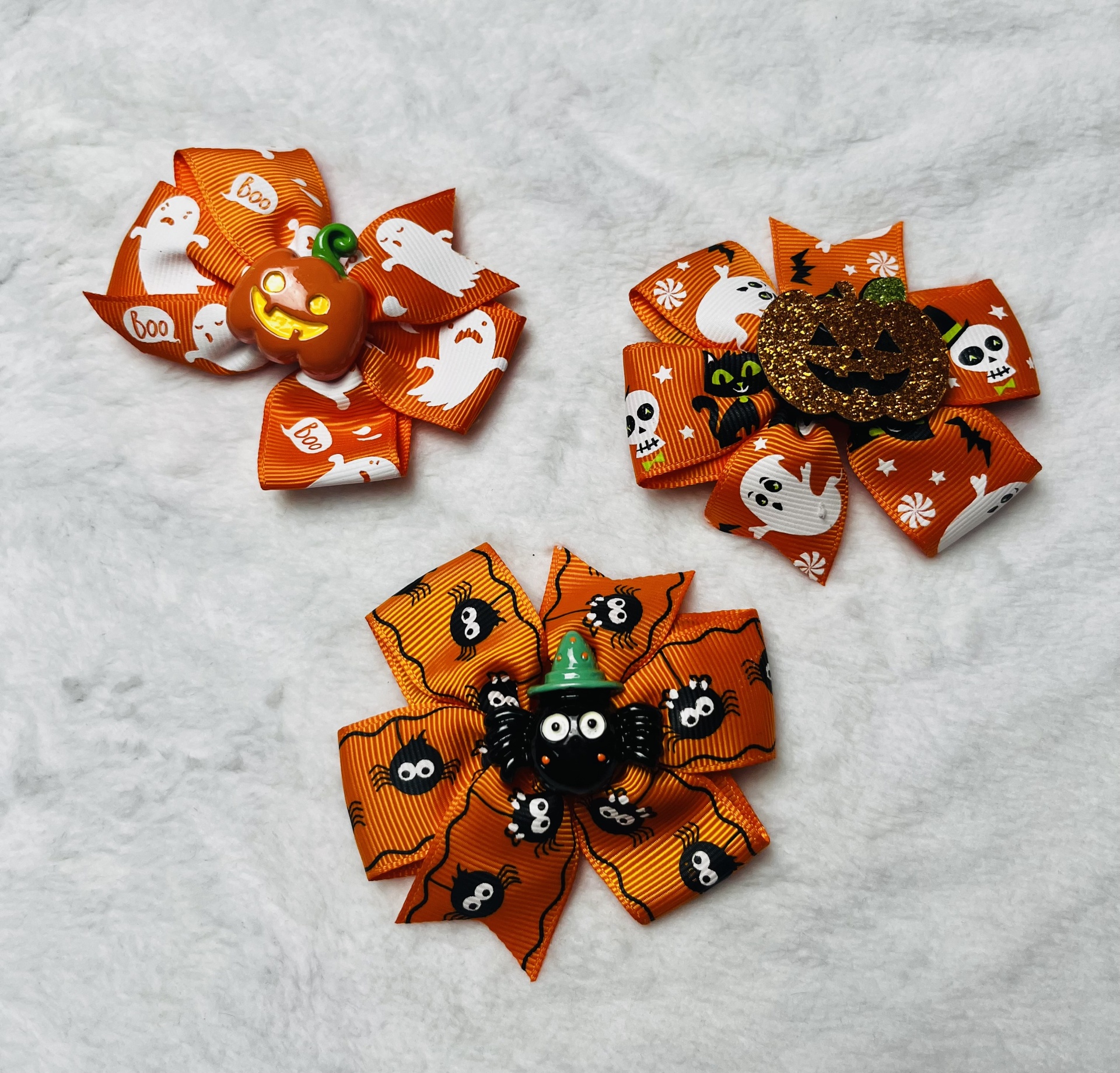 Três laços de cabelo Halloween laranja com desenhos e figuras decorativas de abóbora e aranha