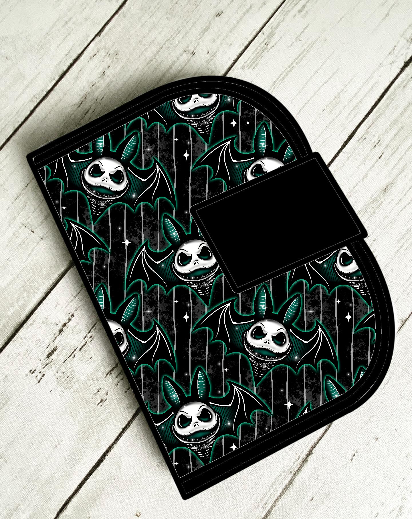 Carteira preta com padrão de morcegos estilizados em tons de preto, branco e verde