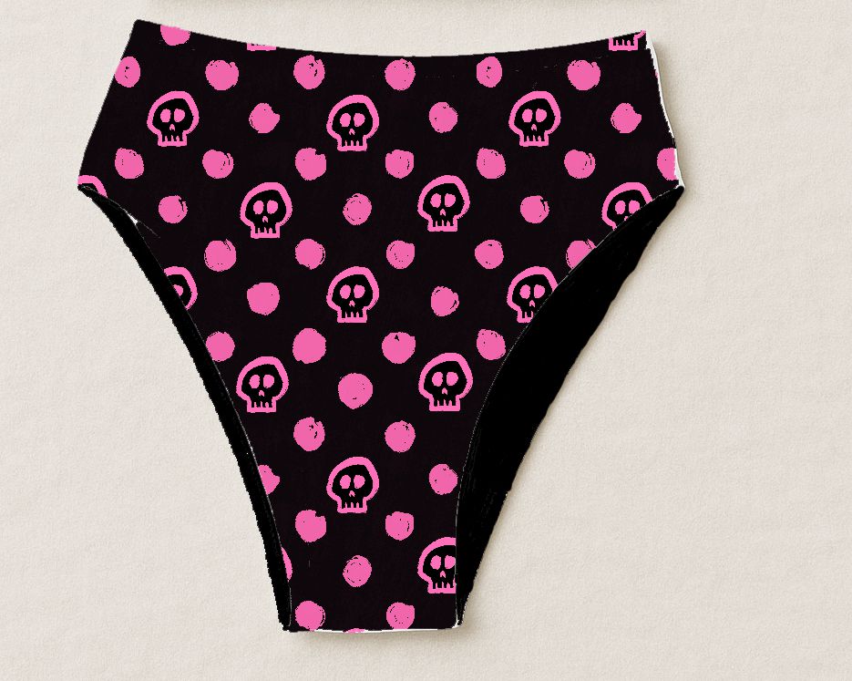 Cueca preta com padrão cor-de-rosa de caveiras e bolinhas sobre fundo bege