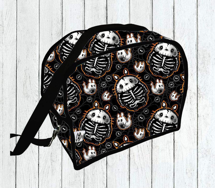 Mochila preta com padrão de esqueletos de ursos, alça preta, sobre piso de madeira branca