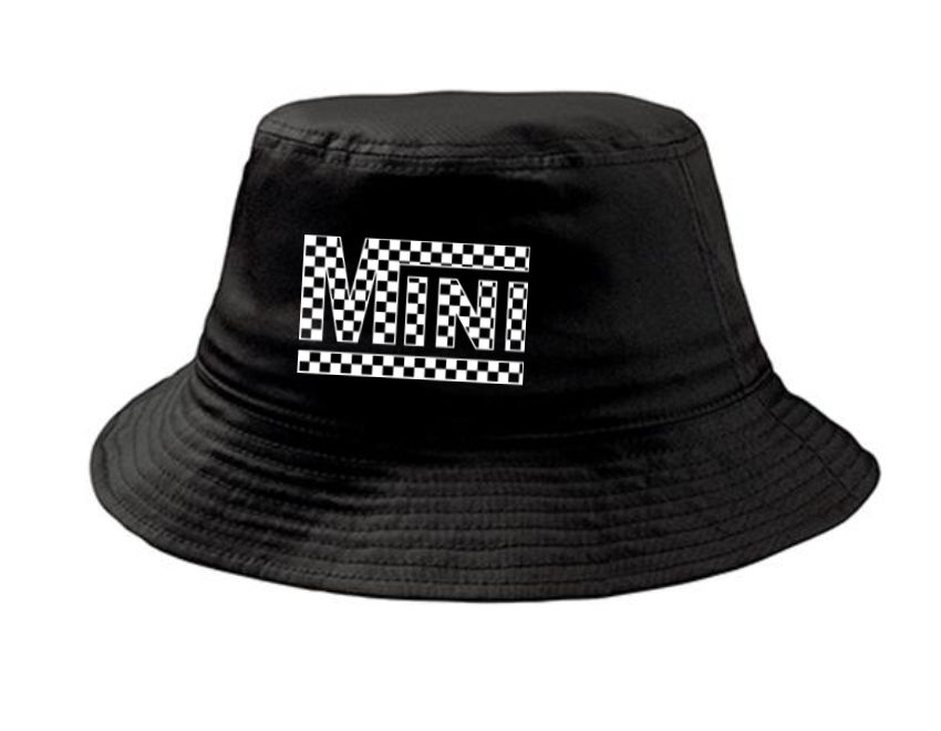 Chapéu preto tipo bucket com texto MINI em padrão quadriculado branco