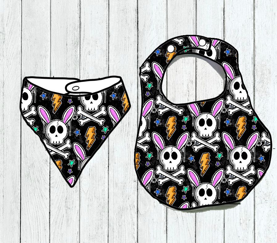 Babete e bandana com padrão de caveiras, ossos, relâmpagos e estrelas