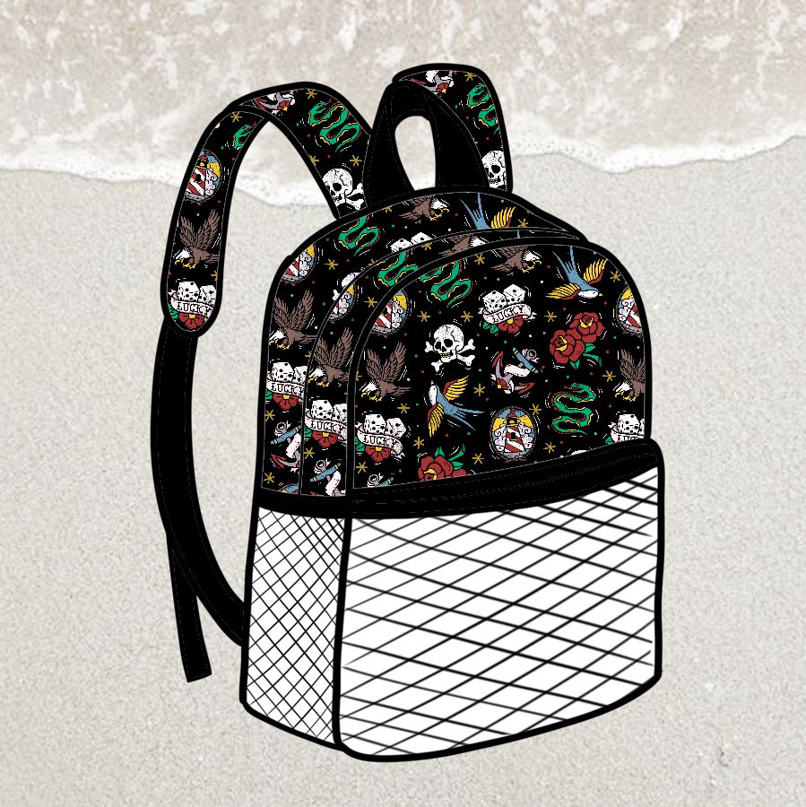 mochila preta com padrão de caveiras, cobras e flores