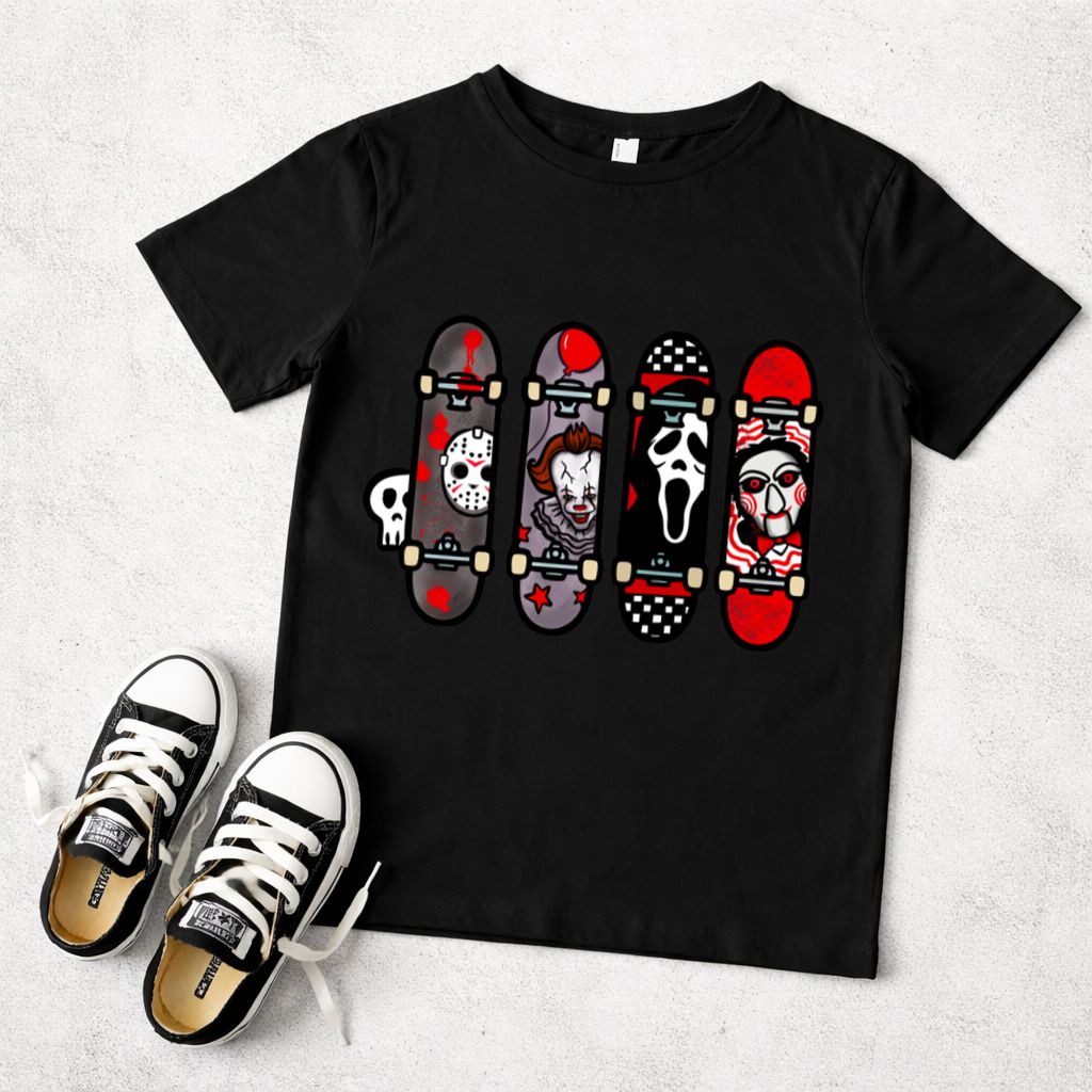 T-shirt preta com estampado de quatro mini skates verticais com desenhos de caveiras e faces assustadoras