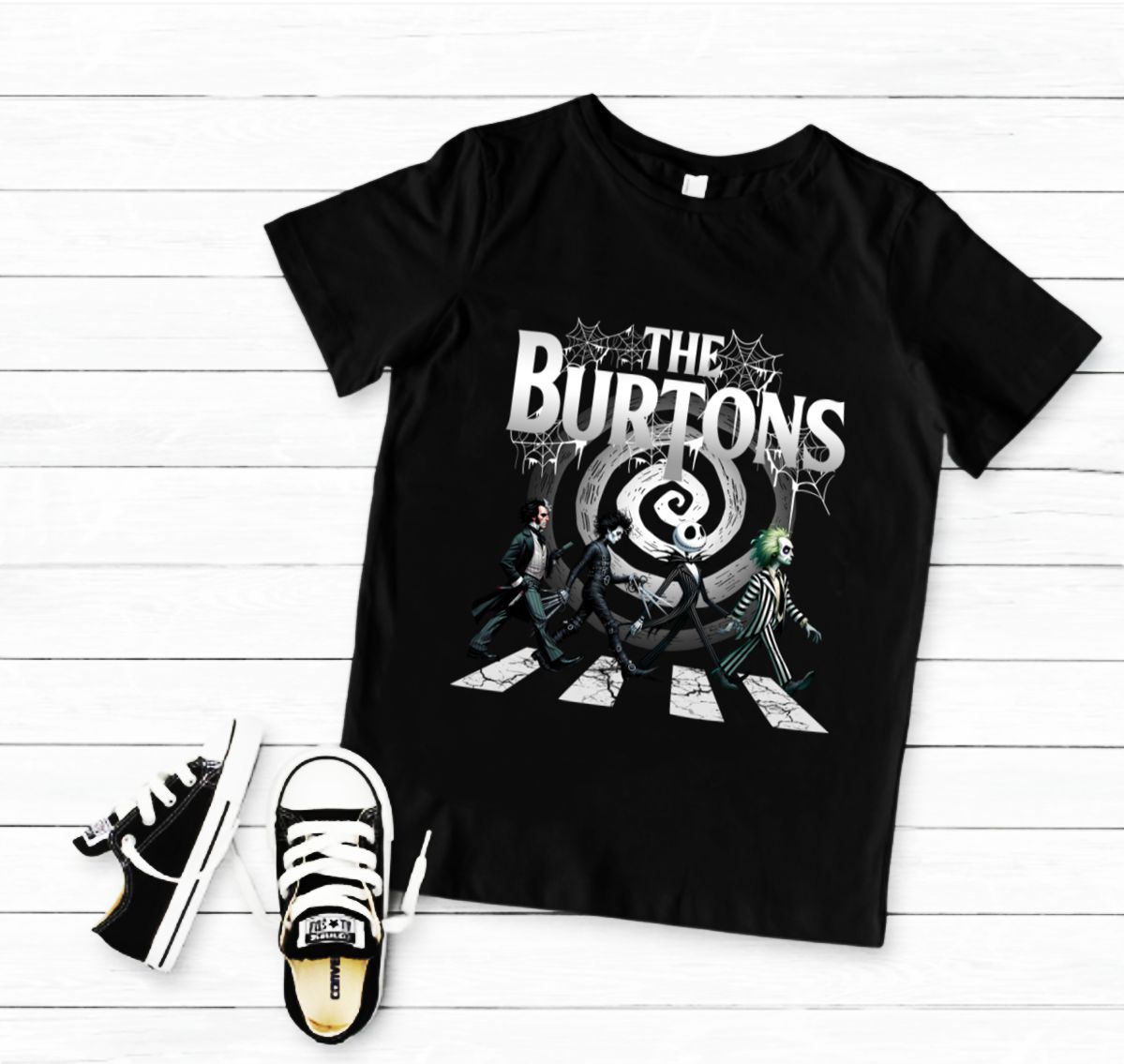 T-shirt preta com estampado dos personagens do filme The Burtons e sapatos infantis pretos e brancos ao lado