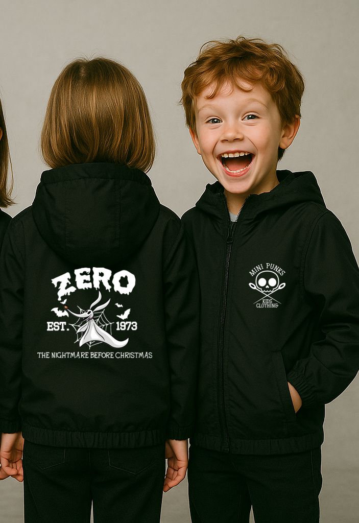 Crianças com casacos pretos estampados com temas de 'The Nightmare Before Christmas'
