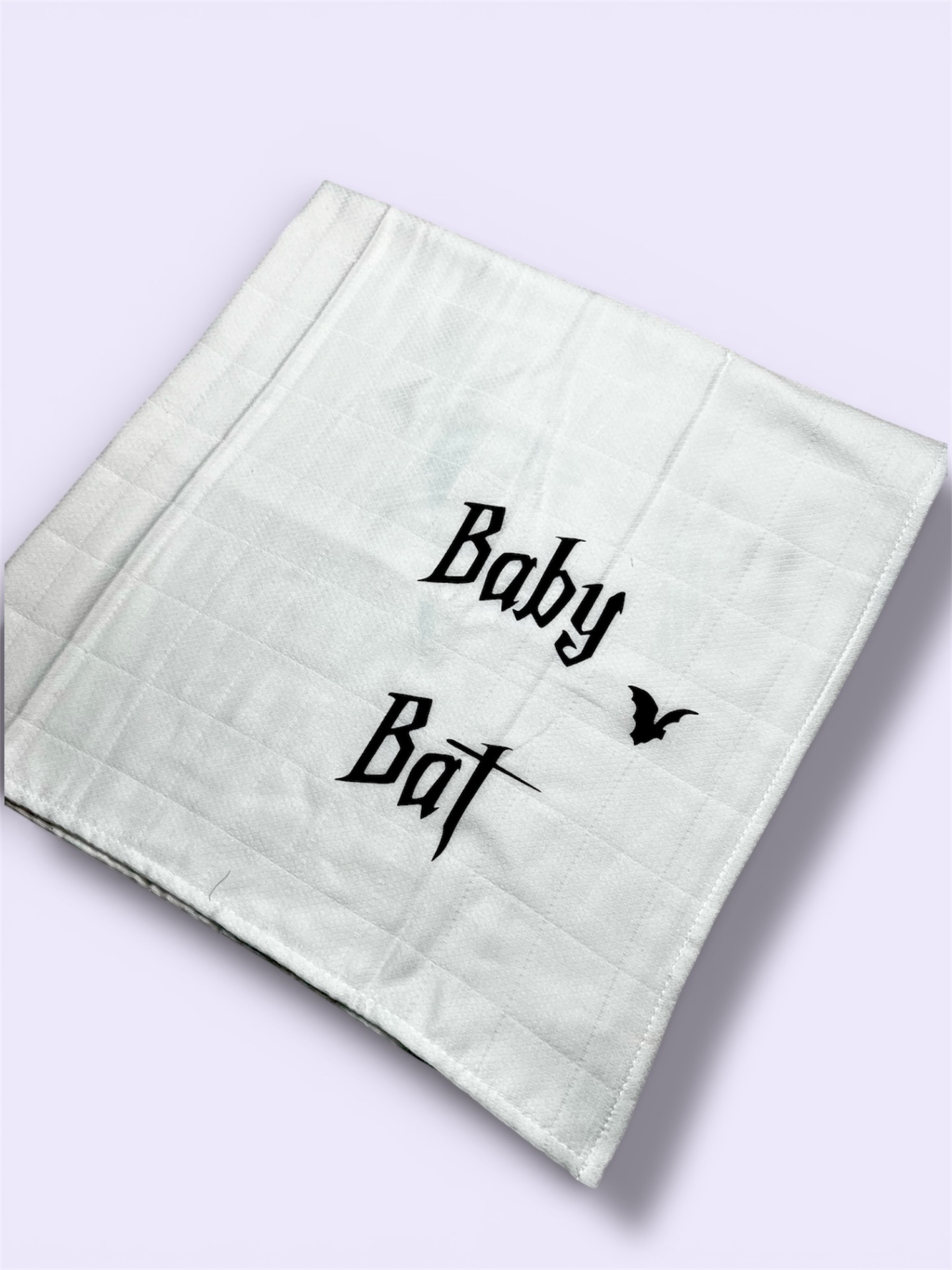Toalha branca com texto preto Baby Bat e morcego