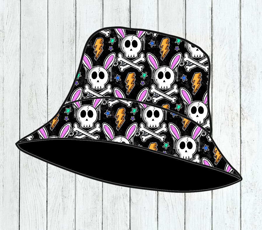Chapéu pescador preto com padrão de caveiras com orelhas cor-de-rosa, relâmpagos laranja e estrelas coloridas