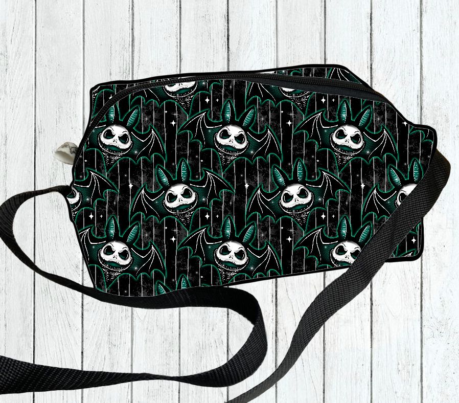 Bolsa de ombro preta com padrão de caveiras e linhas verdes