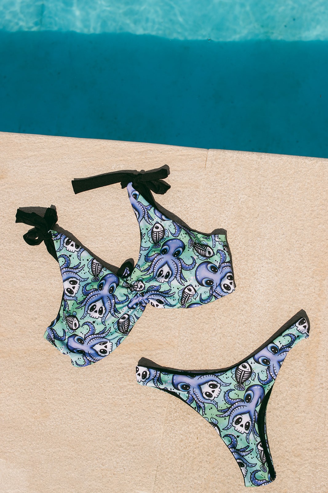 Biquíni colorido com padrão de polvos e conchas junto a uma piscina