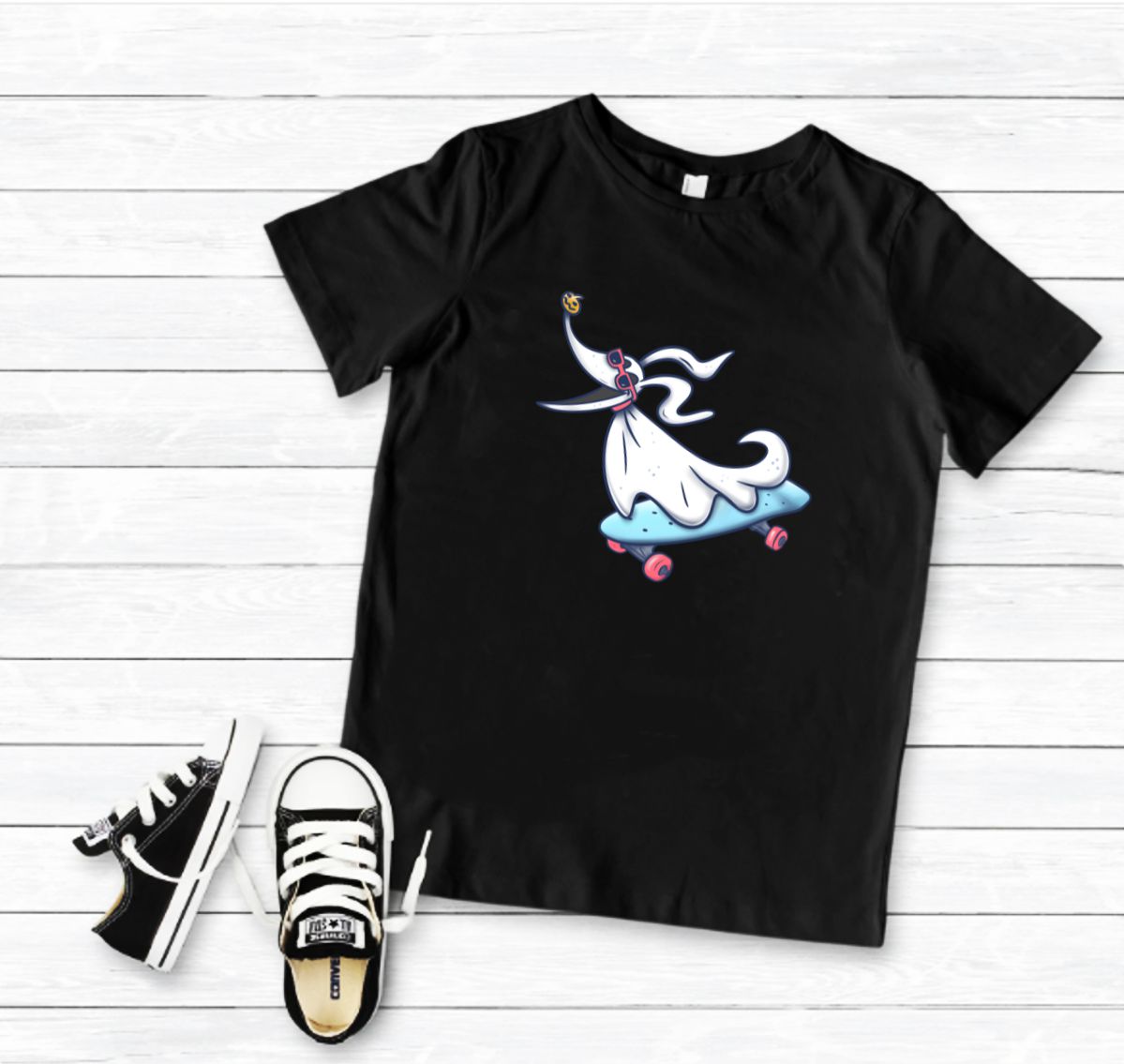 T-shirt preta com estampa de personagem a andar de patins