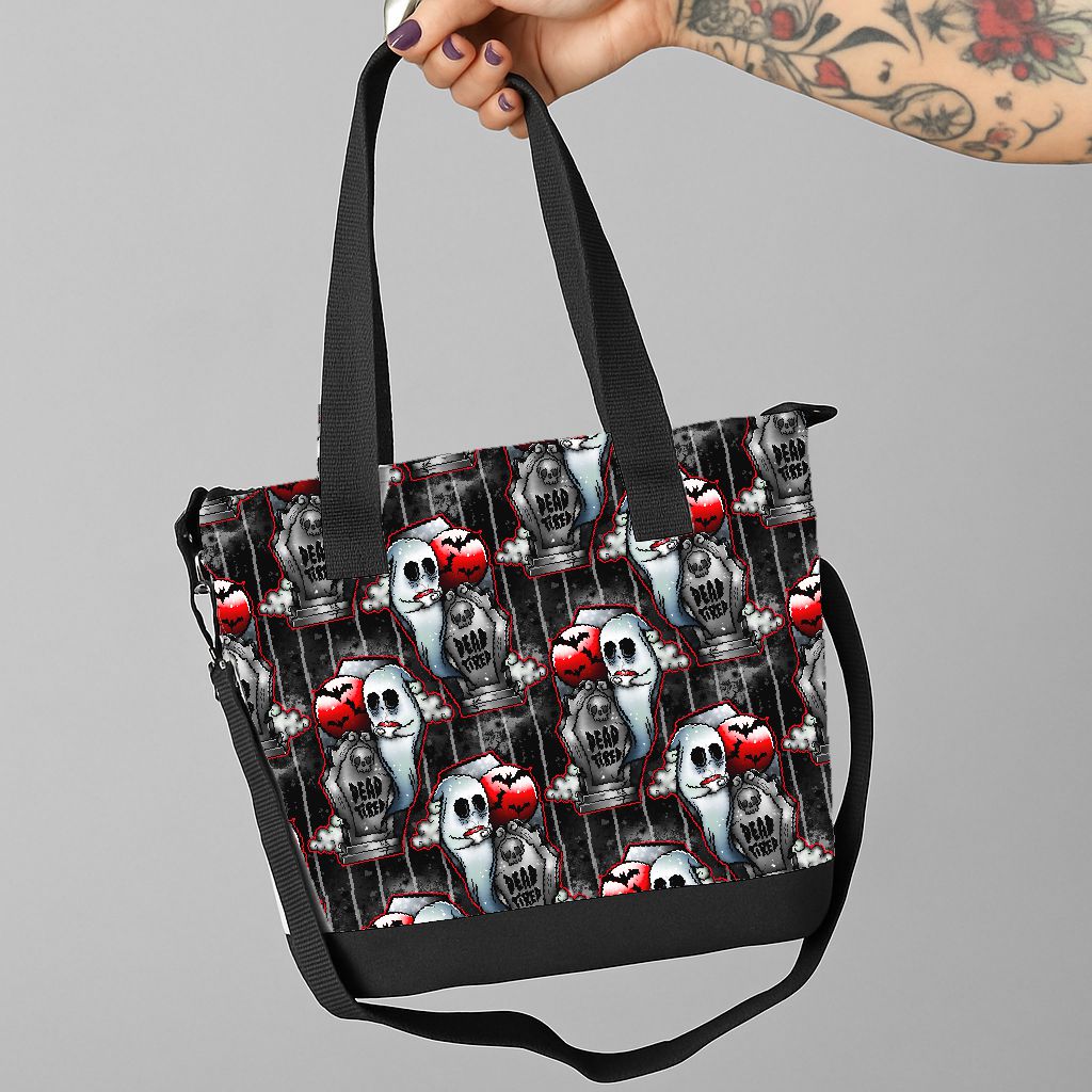 Mala com padrão de caveiras, corações vermelhos e texto 'MAD LOVE'