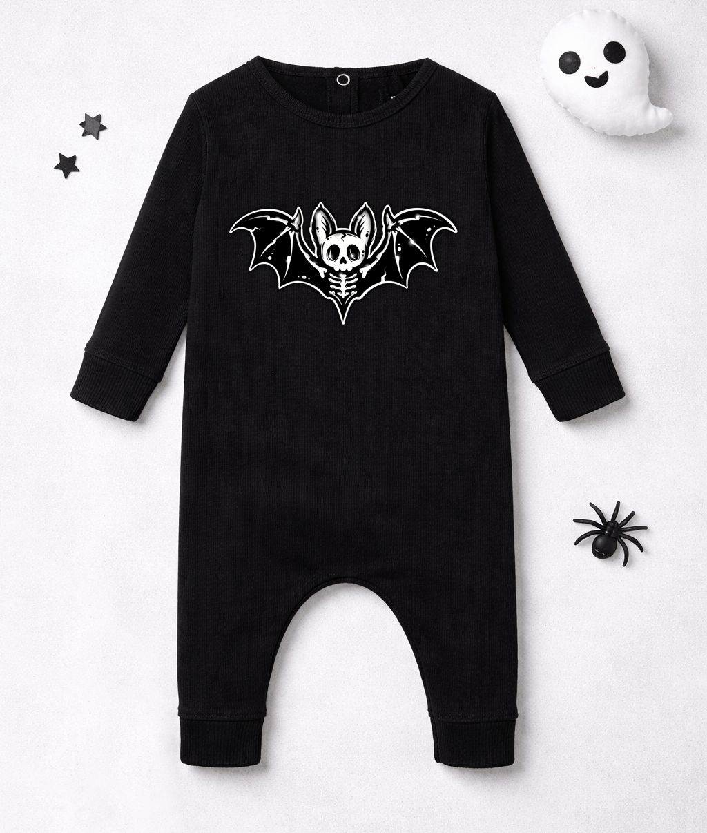 Macacão preto com estampa de morcego esqueleto e decoração Halloween