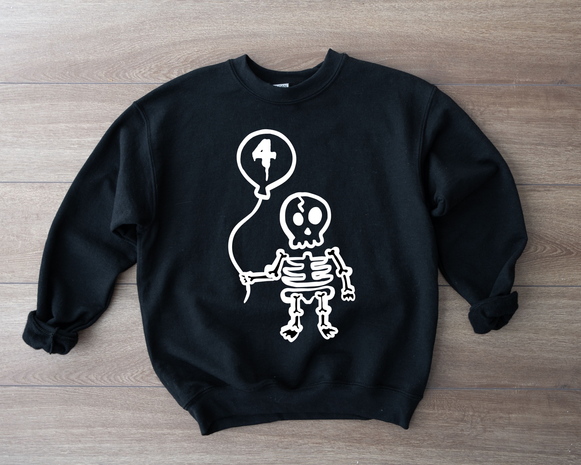 Sweatshirt preta com desenho branco de esqueleto e balão número 4
