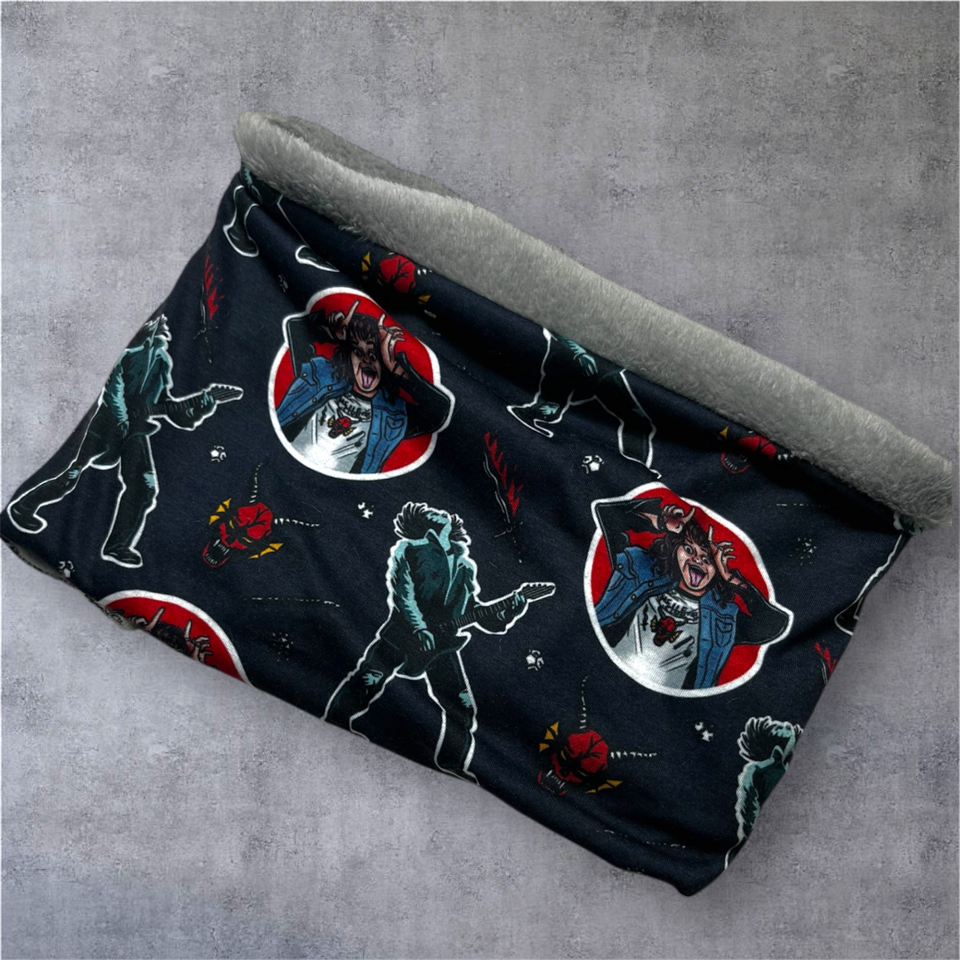 Cachecol tubular preto com padrão colorido e interior cinza felpudo