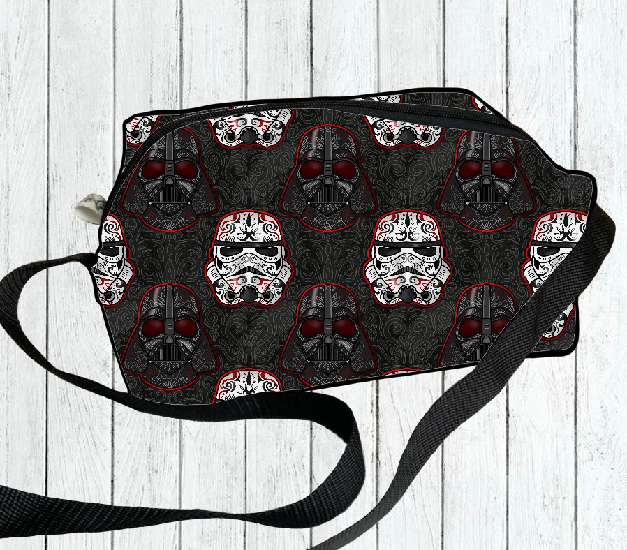 Mala preta com padrão decorativo de capacetes Star Wars em branco, vermelho e preto