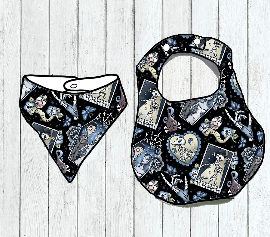 babete e bandana de bebé com padrão gótico em fundo branco