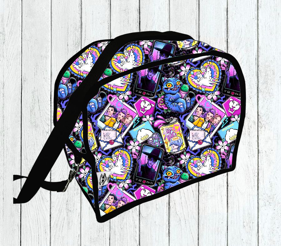 Mochila colorida com imagens de anjos, corações e cartas