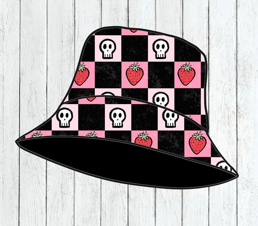 Chapéu balde com padrão quadriculado de caveiras e morangos