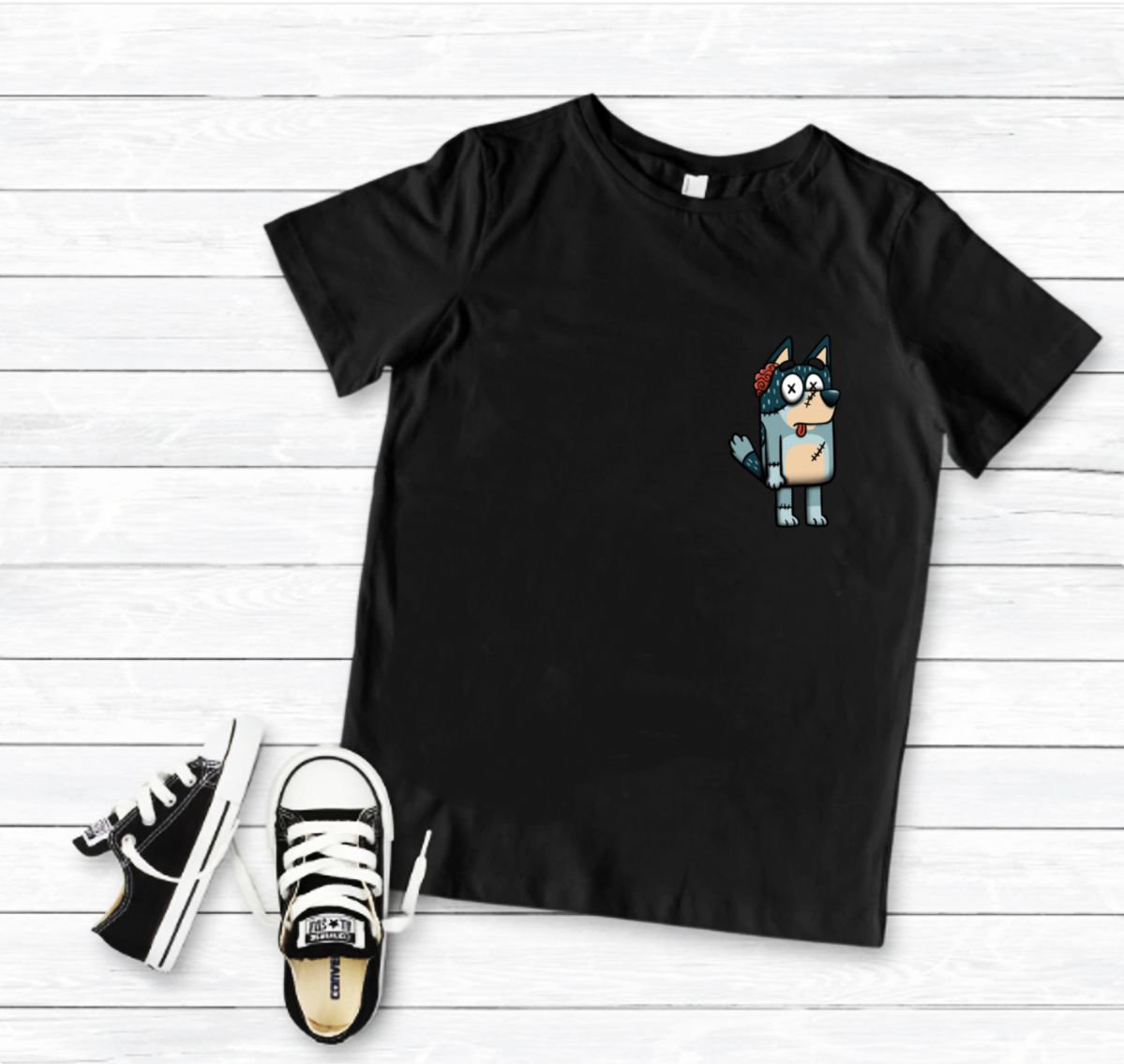 T-shirt preta com estampa de cão cartoon e ténis pretos e brancos ao lado
