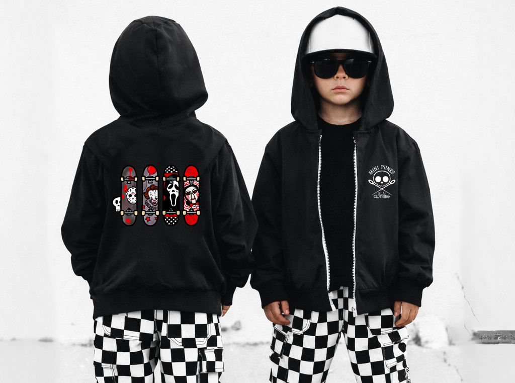 Casaco preto com desenhos de skateboards e texto MINI PUNKS em criança com calças xadrez