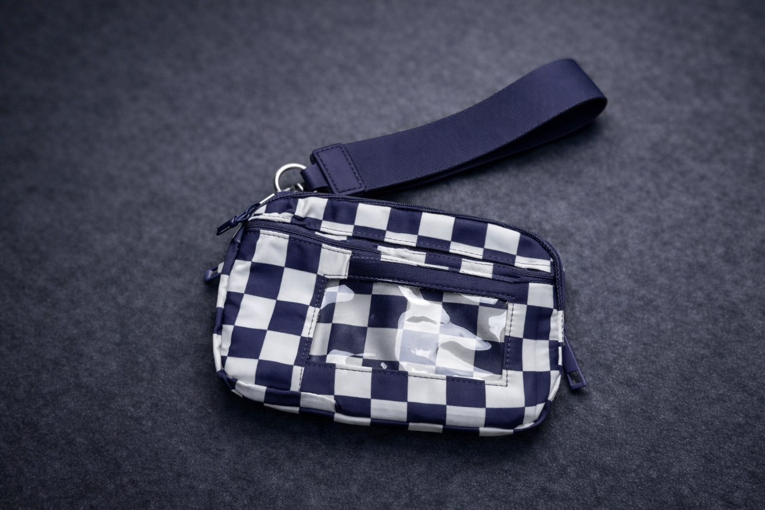 Bolsa pequena quadriculada azul e branca com fecho e alça azul-escuro