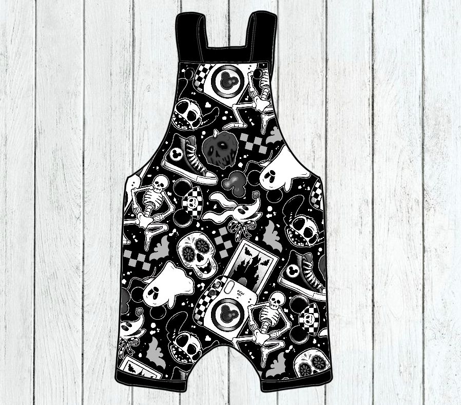 Macacão preto e branco com padrão de desenhos variados e elementos de Halloween.
