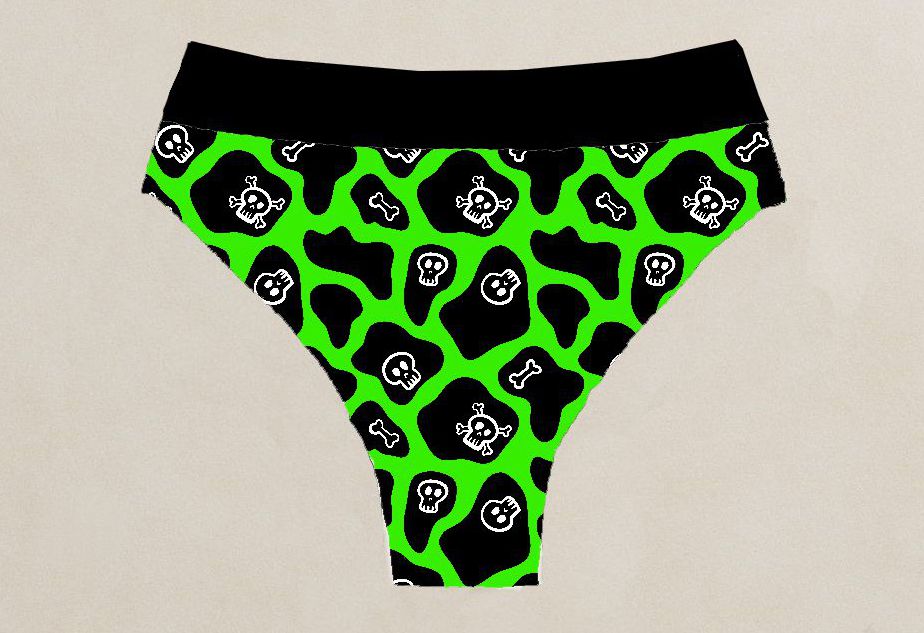 Cueca verde com padrão de caveiras e ossos pretos e brancos