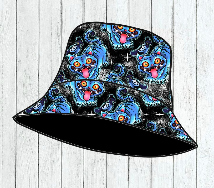 Chapéu bucket com padrão azul e preto de rostos caricaturais